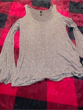 Cold-Shoulder Bell Sleeve Top in Heathered Mauve by Unknown Brand